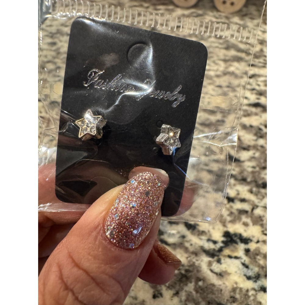 🎁🎁Dainty Rhinestone Star Stud Earrings - Brand New In Package🎁🎁
